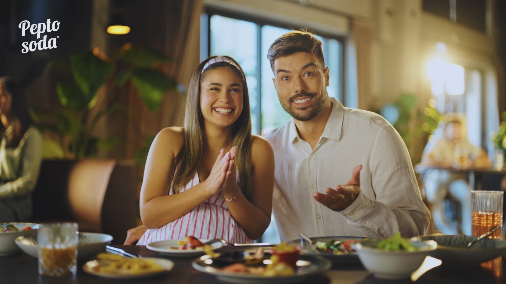 bracni par u restoranu